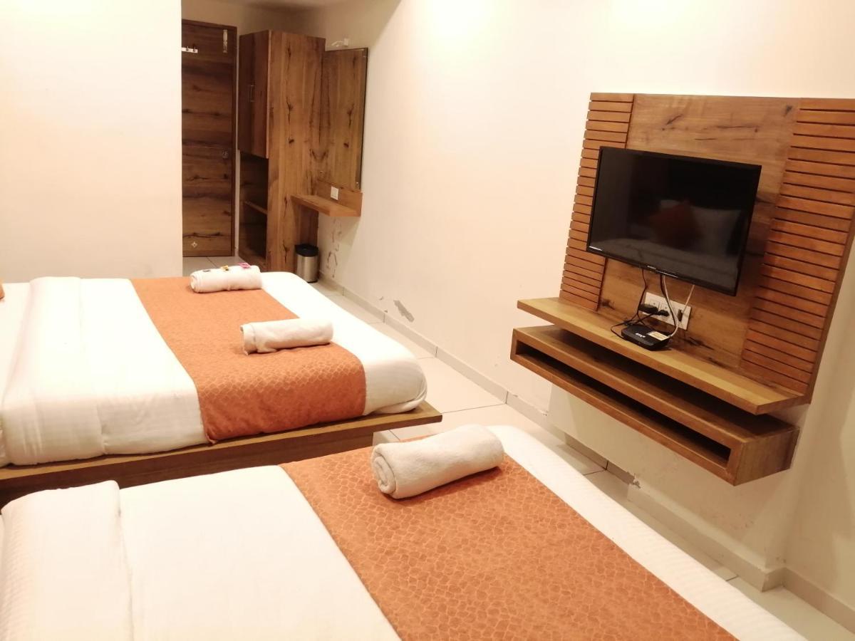 Hotel Golden City Вадодара Экстерьер фото